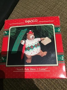 ORNAMENTO NATALIZIO ENESCO: POLO NORD ECCOMI QUI! ORSO IN CAMMINO 1990 nuovo! - Foto 1 di 6