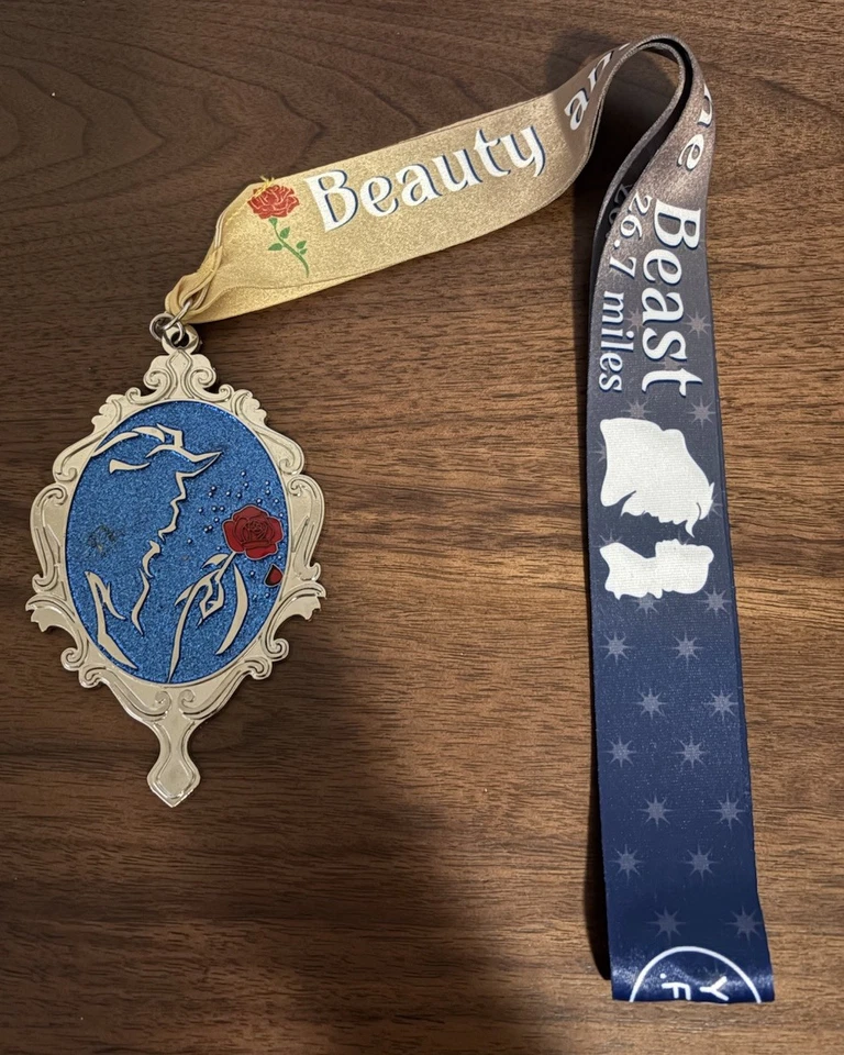 RARA Medalla Maratón Disney 26.7 Millas con Cordón - La Bella y la Bestia - Como Nueva Foto 1 de 2