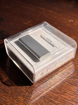 Apple iPod Shuffle 3. Generation, Model A1271 4GB, Silber matt,  Neu und in OVP - Bild 1 von 4