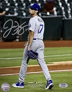 FOTO FIRMADA POR JOE KELLY DODGERS 8X10 POUTY FACE VS ASTROS CARLOS CORREA PLATEADA PSA - Imagen 1 de 3