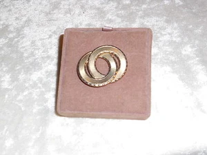 PIN DE DOS ANILLOS DE COLOR DORADO CON BORDES BISELADOS Y CENTRO DE TEXTURA - Imagen 1 de 6