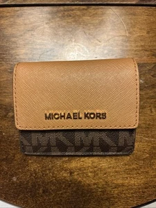 Cartera portatarjetas Michael Kors Jet Set broches de presión y cremalleras logotipo MK beige y marrón - Imagen 1 de 8