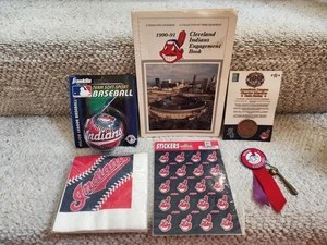 Verschiedenes Set mit 6 Cleveland Indians Sammlerstück Servietten, Anstecknadeln, Münzen, Aufklebern und mehr - Bild 1 von 24