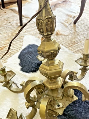 Latón fundido vintage de 6 brazos 24 pulgadas Lámpara de araña para restauración Foto 1 de 4