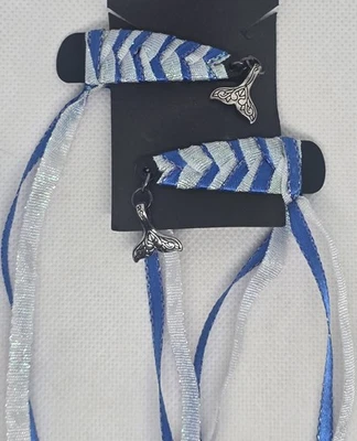 2 pasadores de pelo de cinta azul y blanco con dijes de cola de sirena estilo años 80 hechos a mano Foto 1 de 3