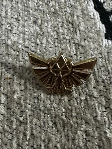 Legend of Zelda Triforce Hylian Crest Gold Lapel Pin 2018 Nintendo - Picture 1 of 5