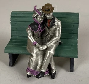 Hudson Pewter Villagers 2-teiliges Set: #4306 Ed & Naomi sitzende Figur + 4307 Bank - Bild 1 von 14
