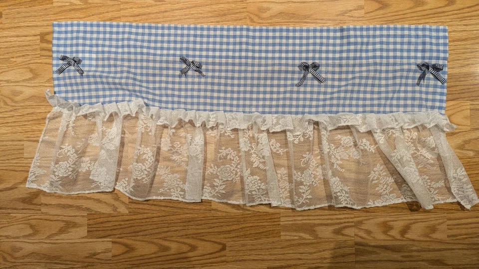 Cenefa de guinga y encaje azul sin usar 29 x 17" Foto 1 de 1