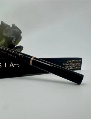 Anastasia - Lápiz de cejas flaco Brow Wiz - MARRÓN SUAVE - 0,003 OZ - NUEVO EN CAJA Foto 1 de 3