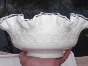 Fenton Glas Spanische Spitze Silber Wappen 9,75 Zoll Rund Crimpt Weiß Milch Glas Schüssel - Bild 1 von 8