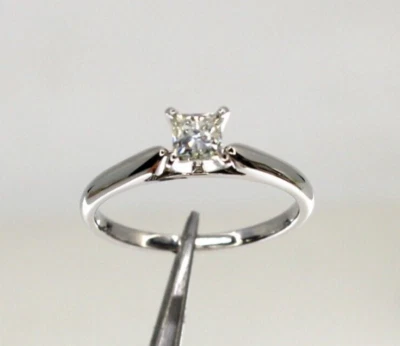 Solitario de diamantes talla princesa de 0,49 quilates de oro blanco de 14 k talla 7 Foto 1 de 4