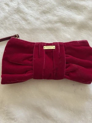Cartera Fushia KATE SPADE NY Pequeña Roaslie Terciopelo Lazo Dorado Cremallera/Lunares Forro Usada en Excelente Condición Foto 1 de 4