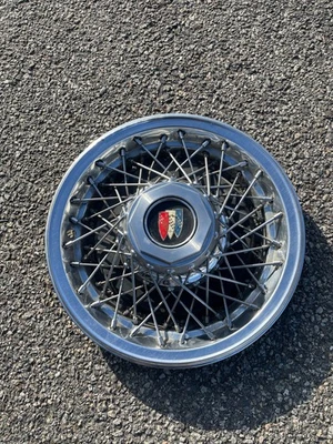 One factory 1978 to 1985 Buick Lesabre Estate Wagon 15 inch wire spoke hubcap - Image 1 of 4