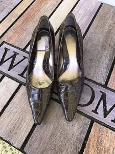 Bandolino Mock Crock Dark Brown Patent Faux Leather Kitten Heel Pumps Size 6 - Picture 1 of 11