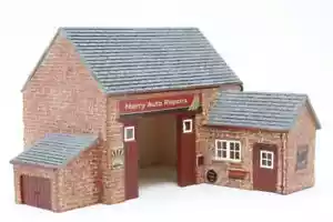 Hornby R9855 Skaledale "Merry Auto Repairs" Country Garage Building OO Gauge NEW - Picture 1 of 1
