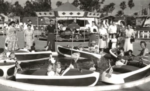 1949 Miami FL - Young Families Enjoy Motorboat Ride At Amusement Park - Bild 1 von 4
