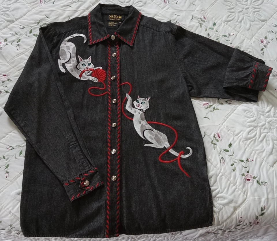 Auténtica Camisa Bob Mackie Usable Arte Gato Exclusiva Lujo Bordada Foto 1 de 4