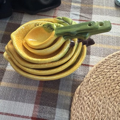 Tazas medidoras de anidación de cerámica con forma de limón (juego de 6).  Dash of That Foto 1 de 4