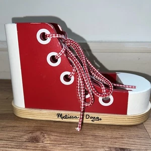 Melissa & Doug Allacciatura in Legno Scarpe Lacci Pratico Giocattolo di Apprendimento - Foto 1 di 4