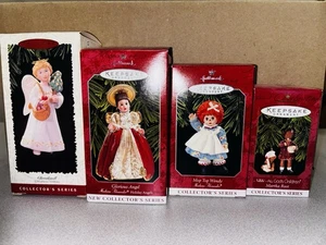 Lote de recuerdo de sello vintage 1998 Madame Alexander, Christkindl, Wendy, Nikki. - Imagen 1 de 2