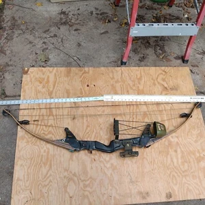 Bear magnum recurve compound bow 60 lb draw with quiver & sights - Picture 1 of 17