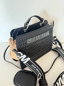 BOLSO BANDOLERA NUEVO CON ETIQUETAS STEVE MADDEN BEVELYN BOLSO DE PAJA CON ESTUCHE AIR POD NEGRO - Imagen 1 de 6
