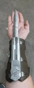 Assassin's Creed II Ezio Auditore einziehbare Stulpe Kunststoff Cosplay Zubehör - Bild 1 von 4