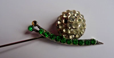 EPINGLE A CHAPEAU ANCIENNE FIGURANT UN ESCARGOT EN STRASS VERT ET BLANCS - Photo 1/3
