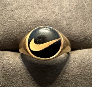 10K Yellow Gold and Onyx NIKE SWOOSH Signet Ring Size 8.5 - Picture 1 of 6