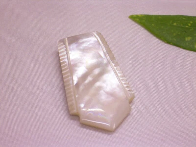 ART DECO CLIP: PERLMUTT KLEIDER-CLIP: MOTIV GESCHNITTEN: 1930er JAHRE - Bild 1 von 4