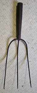 Old Pitch Fork Head 3 Tine 20"Vintage Hay Prong Rusty Primitive Garden Tool - Picture 1 of 4