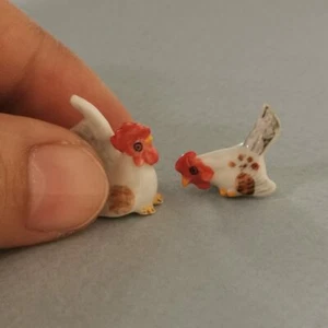 2 weiß rot Kopf Henne Huhn Hahn Puppenhaus Miniatur Tier Keramik Figur - Bild 1 von 8
