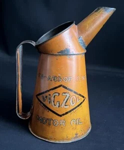 VIGZOL QUART MOTOR OIL POURER VINTAGE OIL CAN GARAGE WORKSHOP DISPLAY TIN JUG - Foto 1 di 13