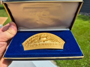 Vintage 1983 John Deere 1876 Historical Trademark Logo Gold Plated Gürtelschnalle - Bild 1 von 6