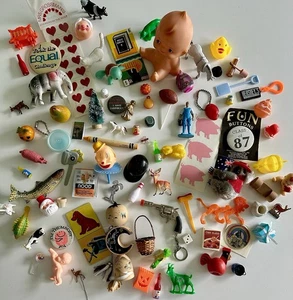 90 TRINKETS LOT Letter Press Tray Miniatures Collection JUNK DRAWER FUN VTG TOYS - Picture 1 of 14