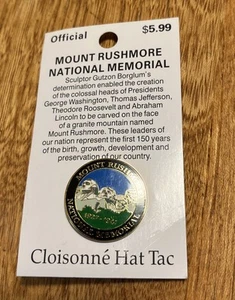VINTAGE Ufficiale Mount Rushmore National Memorial Cloisonne Cappello Spilla Bavero NOS - Foto 1 di 3