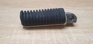 REPOSAPIÉS TRASERO DERECHO YAMAHA FZ1 FZ 1000 FAZER 2001 5LV / CLAVIJA - Imagen 1 de 8