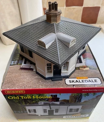 Hornby Skaledale R8754 - Old Toll House Building - OO Gauge - Resin Model - image 1 of 4