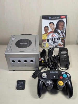 GAMECUBE ARGENTO DOL-001 PAL CONTROLLER ORIGINALE CAVI GIOCO OMAGGIO - Immagine 1 di 4