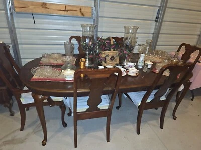 Juego de 6 sillas, 2 extensiones vintage de comedor de madera de cerezo Queen Anne Thomasville Foto 1 de 4