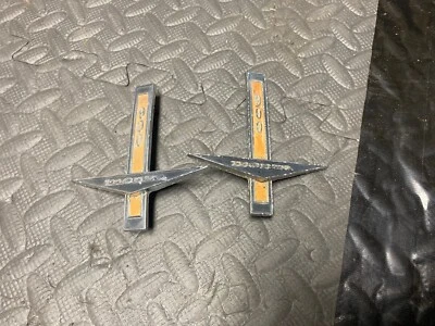 Chevrolet Corvair Monza 900 1960 guardabarros lateral emblema insignia par original Foto 1 de 4