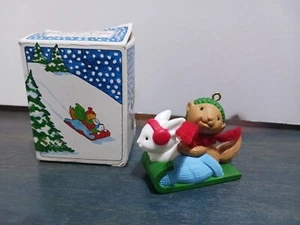 Adorno de árbol de Navidad vintage Avon Winter Pals 1984 con caja - Imagen 1 de 11