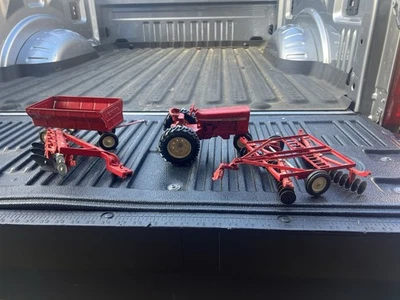 Die Cast Ertl tractor de juguete y 3 implementos agrícolas juego desgaste y uso - Usado Foto 1 de 4