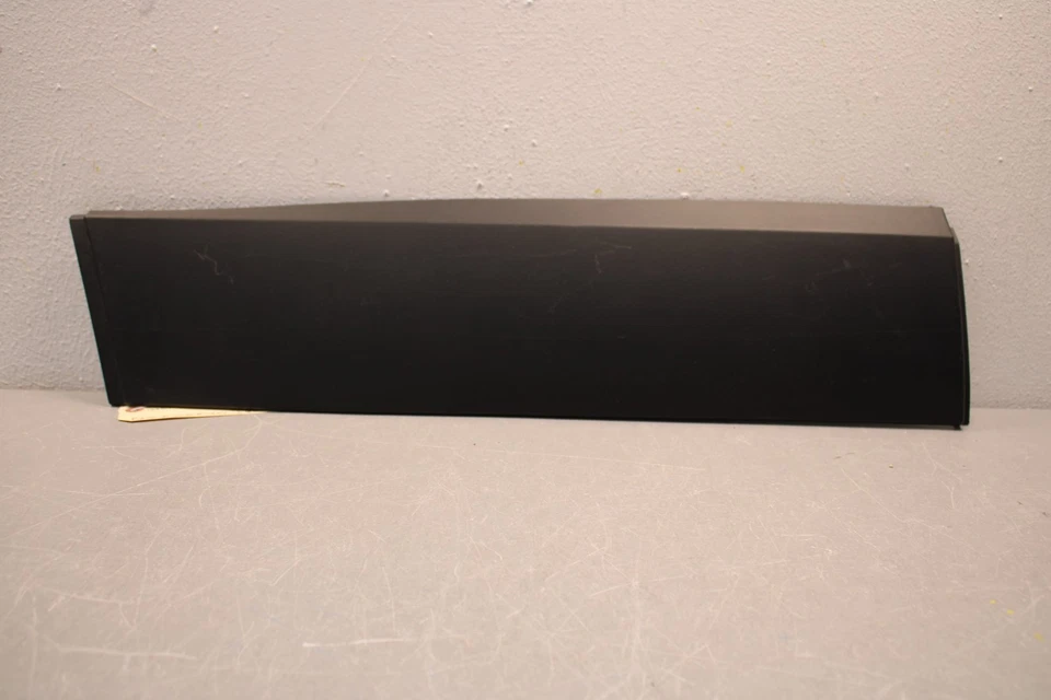 2014 2023 JEEP CHEROKEE RIGHT SIDE REAR DOOR LOWER MOLDING TEXTURED Foto 1 de 4