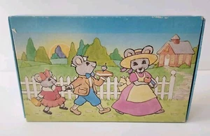 Linda caja artesanal de lápices de colores vintage de dibujos animados para familia de ratones caminando a la escuela - Imagen 1 de 9