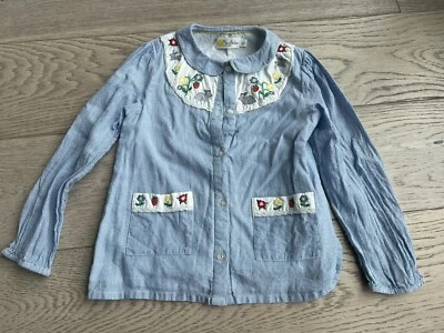 Blusa Mini Boden tejida conejito bordada talla 6-7Y Foto 1 de 3
