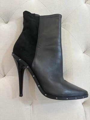 Bota de tacón alto Aldo de cuero y gamuza negra con tachuelas y tacón brillante Foto 1 de 4