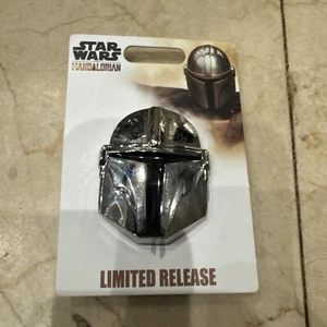 The Mandalorian Helmet Pin 2019 Disney Limited Release Star Wars. - Picture 1 of 2