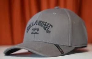 Nuevo Billabong Elástico Gris Para Hombres Precurvado Flexfit Sombrero RHTNBR-65 - Imagen 1 de 5