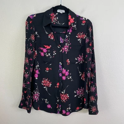 Camisa Express The Portofino para mujer mediana negra floral con botones manga con lengüeta enrollable Foto 1 de 4